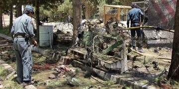 HMD02 HELMAND (AFGANISTÁN), 22/06/2017\u002E- Agentes de seguridad afganos inspeccionan el lugar donde se produjo un atentado suicida con un coche cargado de explosivos en la entrada de una sucursal bancaria, en Lashkargh, provincia de Helmand, Afganistán, hoy, 22 de junio de 2017\u002E Al menos 20 personas murieron, en su mayoría civiles, y otras 55 resultaron heridas en el ataque\u002E EFE/WATAN YAR
