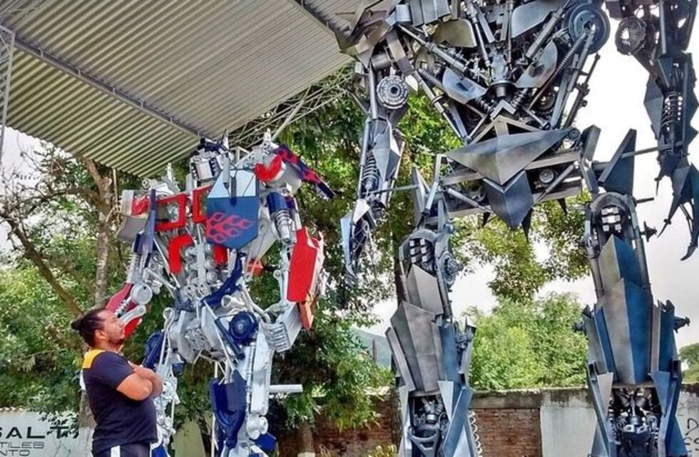 Un salteño aprendió a soldar y llenó su pueblo de Transformers gigantes