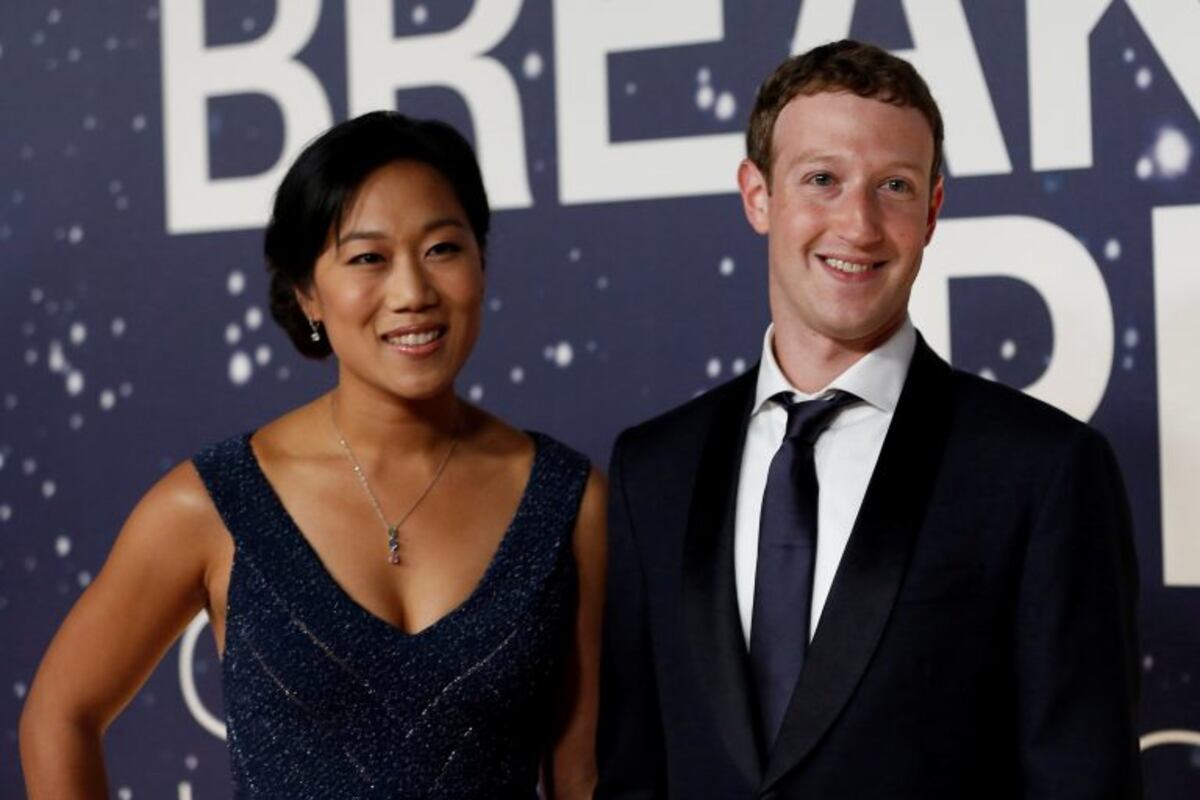 FILE PHOTO: Mark Zuckerberg (R), founder and CEO of Facebook, and wife Priscilla Chan arrive on the red carpet during the 2nd annual Breakthrough Prize Award in Mountain View, California November 9, 2014. REUTERS/Stephen Lam/File Photo