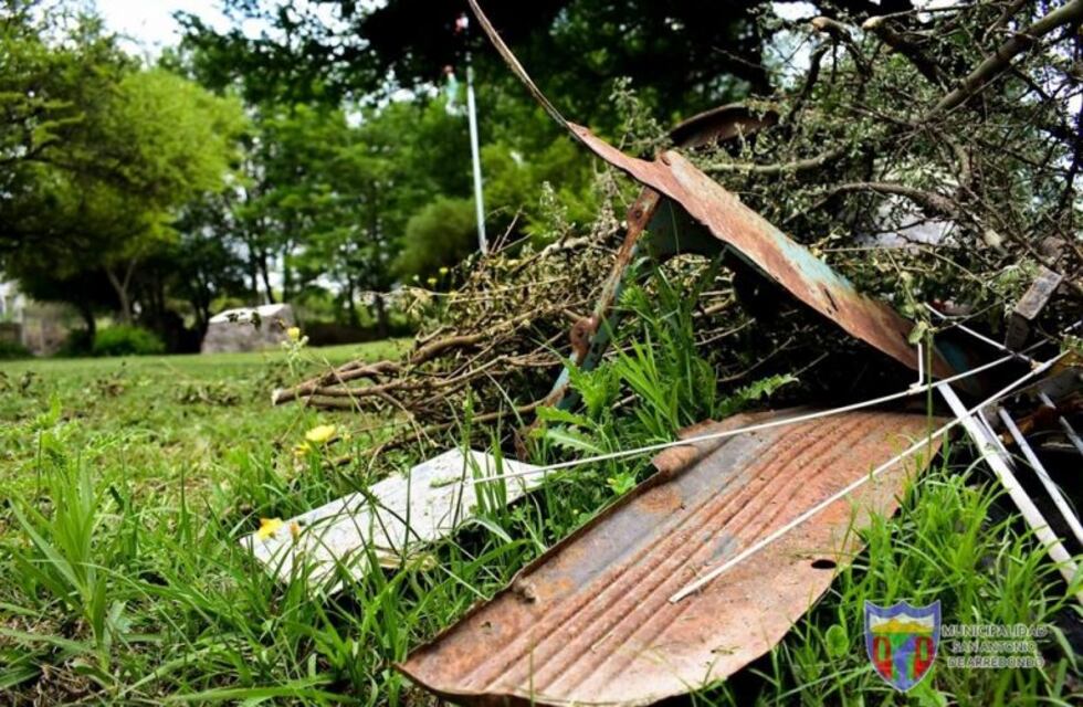 Indignación en San Antonio por el desecho de poda y basura en plena plaza pública