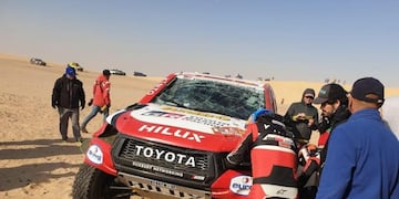 La Toyota de Fernando Alonso, tras el vuelco que dio este miércoles el español en la Etapa 10 del Dakar 2020\u002E