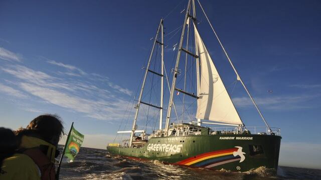 Greempeace sailing ship Rainbow Warrior III arrives to Buenos Aires, Argentina to celebrate 25 years of action in the country, July 12, 2012. Globally, Greenpeace now focused their activities in defense of the Arctic for the region to be declared a protected zone, banning industrial fishing and offshore oil exploration. Photo: Sergio Goya/dpa/aa buenos aires barco de greenpeace rainbow warrior III visita buenos aires