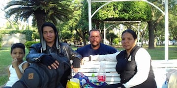 La familia de venezolanos que intenta llegar a Paraguay, donde tienen una oferta laboral firme\u002E (Vía Rafaela)