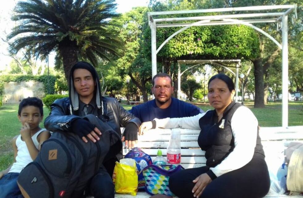 Una familia de venezolanos están varados en Rafaela: quieren llegar a Paraguay