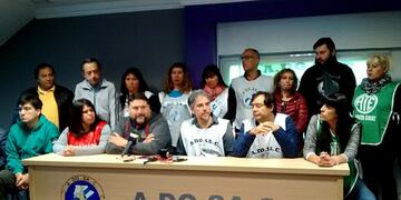 Santa Cruz una provincia en llamas quebrada y con la gente que piden a gritos que les paguen 22/04/2017 Río Gallegos: Los gremios docentes, judiciales, estatales provinciales y de la salud que integran la Mesa de Unidad Sindical (MUS) de Santa Cruz repudiaron hoy en una rueda de prensa la ''salvaje represión'' que sufrieron anoche durante una manifestación frente a la residencia oficial de la gobernadora en donde también se encontraba la ex presidenta responsabilizaron a la mandataria provincial por los incidentes que dejaron al menos cuatro heridos de bala de goma DYN06, RIO GALLEGOS 22/04/2017, CONFERENCIA DE PRENSA DE LA ASOCIACION DE DOCENTES DE SANTA CRUZ (ADOSAC) EN REPUDIO A LA REPRESION DURANTE LA PROTESTA DE TRABAJADORES, FRENTE A LA RESIDENCIA DE LA GOBERNADORA DE SANTA CRUZ, ALICIA KIRCHNER, QUE SE ENCONTRABA ACOMPAÑADA POR LA EX PRESIDENTA CRISTINA FERNANDEZ DE KIRCHNER\u002E\r\nFOTO:DYN/TWITTER ADOSAC\u002E rio gallegos santa cruz una provincia en llamas quebrada conferencia de prensa miembros de los gremios gremialistas reclamo de todos los sectores de la sociedad