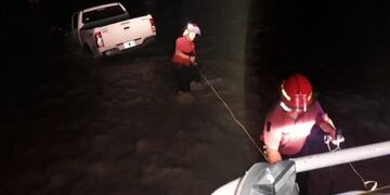 Rescataron a dos hombres en el río Rosario\u002E (Policía de Salta)