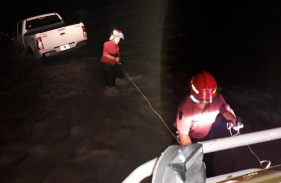 Rescataron a dos personas que intentaban cruzar el río Rosario en camioneta