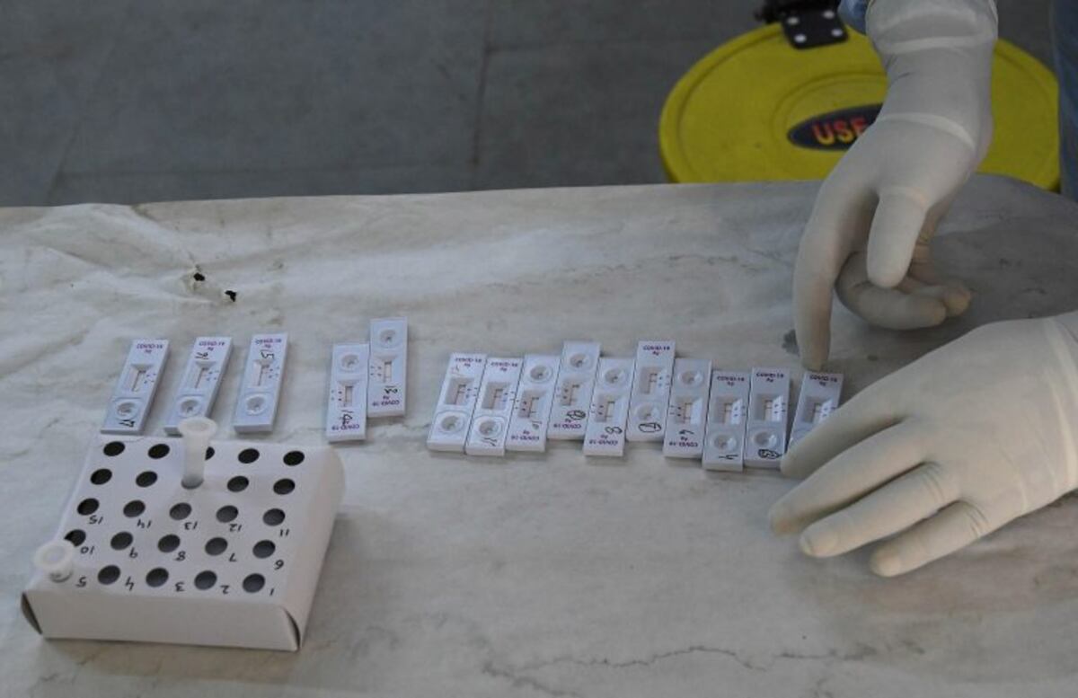 New Delhi (India), 23/06/2020\u002E- A medical lab technician collects swab samples for coronavirus COVID-19 Rapid Antigen detection testing, in New Delhi, India, 23 June 202?0 (issued 02 July 2020)\u002E India has registered more than 17,000 deaths and over 590,000 cases of coronavirus\u002E The caseload surged significantly after a two and a half month lockdown was lifted in early June, causing a major overload in Delhi's hospitals\u002E (Nueva Delhi) EFE/EPA/STR