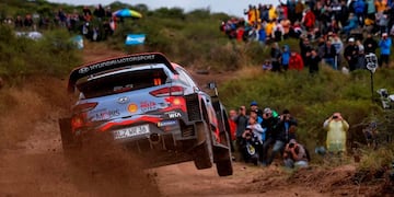 Belgian driver Thierry Neuville steers his Hyundai i20 Coupe WRC with his compatriot co-driver Nicolas Gilsoul during the shakedown stage of the WRC Argentina 2019 near Cabalango, Cordoba, Argentina on April 25, 2019\u002E (Photo by DIEGO LIMA / AFP)