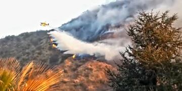 Incendio forestal en las sierras carlospacenses al sur de la ciudad\u002E (Imagen: captura / video gentileza Lucas Garnica)\u002E