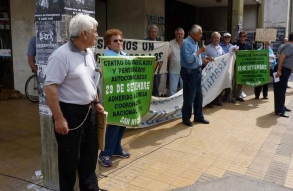 Jubilados autoconvocados realizaron este viernes una radio abierta en el centro