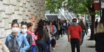 Colas en bancos y Correo Argentino en Córdoba\u002E