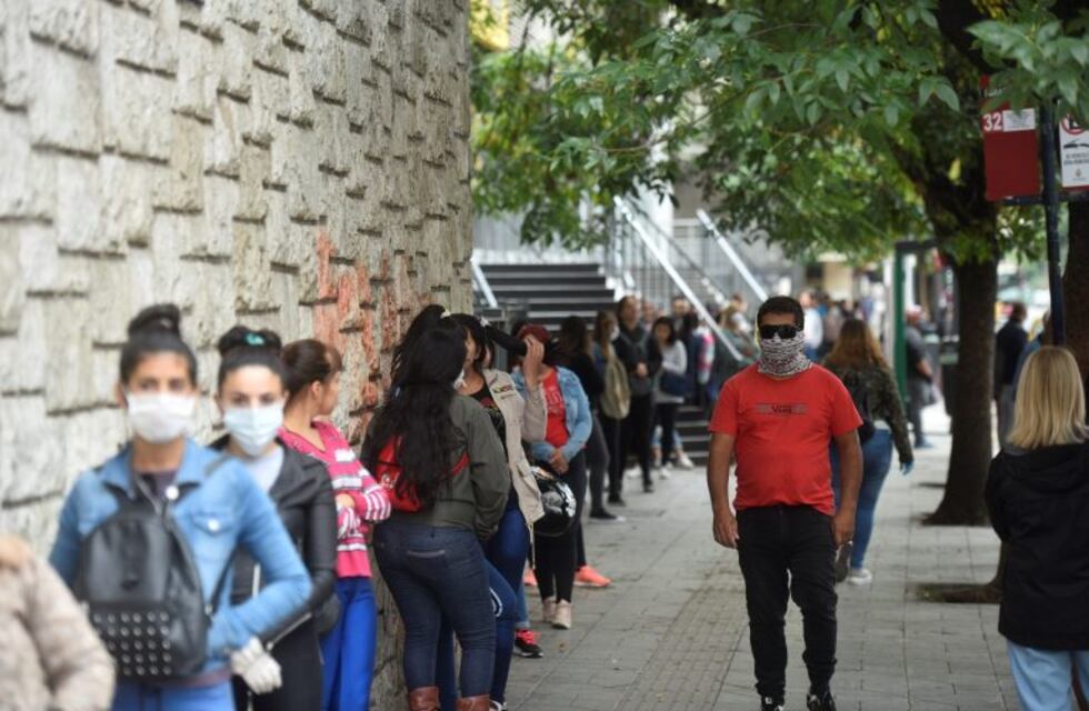 Cordobeses realizaron largas colas en bancos y el Correo Argentino a pesar de la cuarentena