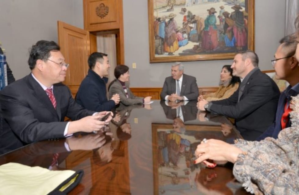 Empresas chinas interesadas en fabricar baterías con litio jujeño