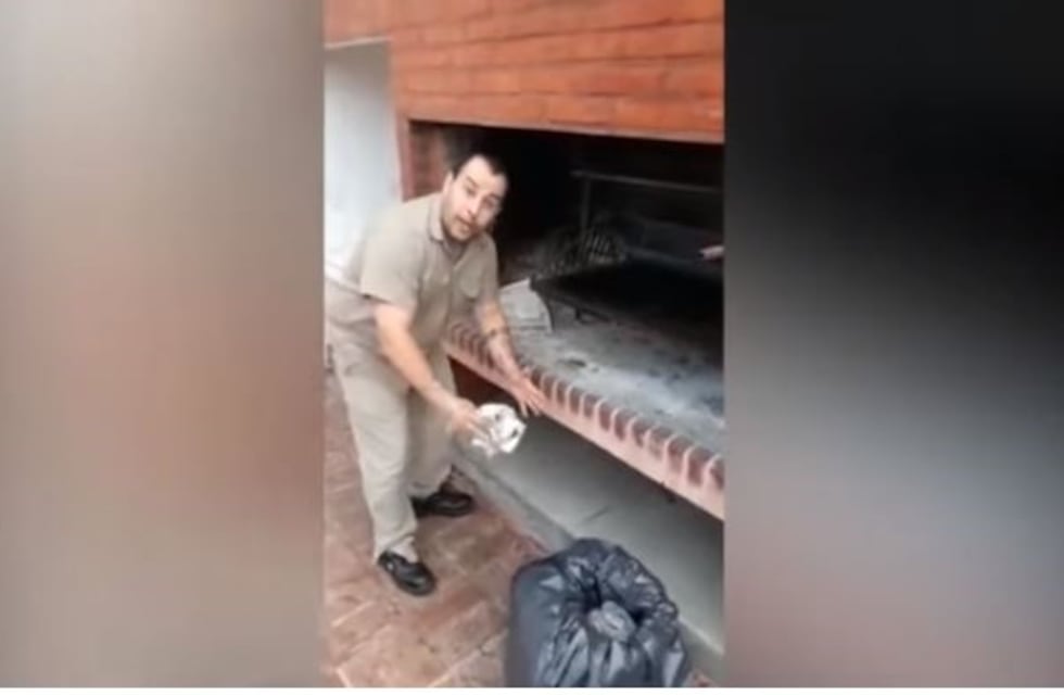 Adrian: el portero que enseña cómo limpiar una parrilla a lo "entrerriano"