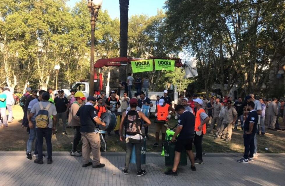 Acampan frente a Gobernación para pedir la reactivación de la obra pública