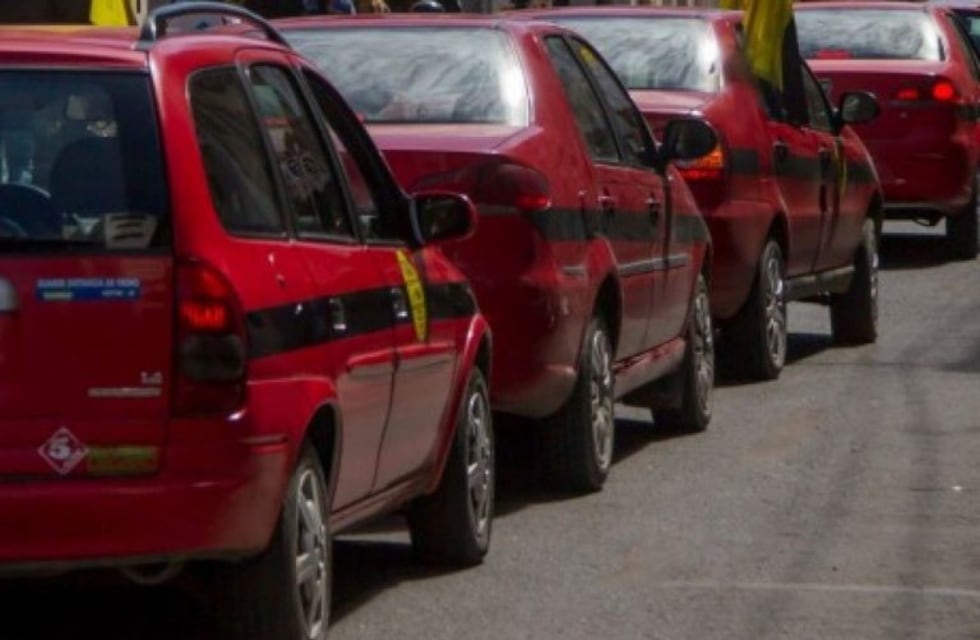 Taxistas salteños llevan café a los policías en un gesto solidario
