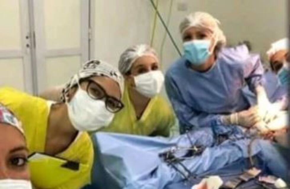 Unos médicos se sacaron una foto en plena operación y serán sancionados
