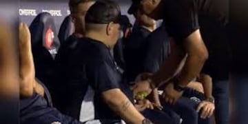 Diego Maradona durante el partido ante Rosario Central (Clarín)