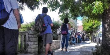 Dos cuadras de fila para cinco puestos laborales (0223)