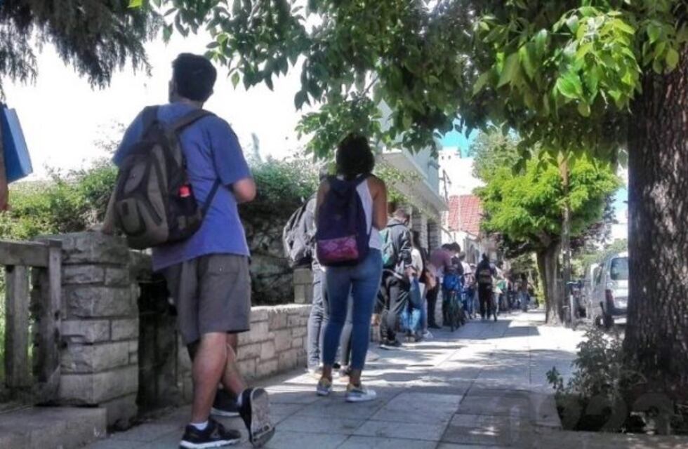 Dos cuadras de fila para cinco puestos laborales