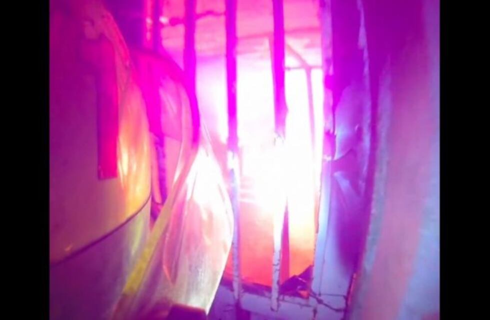 Bomberos de Arroyito acudieron a un incendio de vivienda (VIDEO)