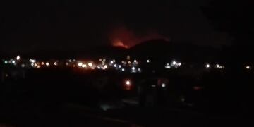Fuego sobre las sierras de noche
