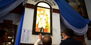San Cayetano recibe la sencilla oración de sus fieles en Posadas\u002E (MisionesOnline)
