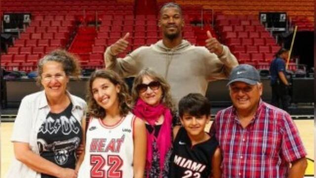 La familia del niño de Chubut junto a Jimmy Butler.