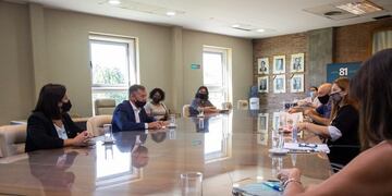 El rector Daniel Pizzi recibió en las instalaciones del Rectorado de la UNCUYO a una comisión de padres y madres de los estudiantes