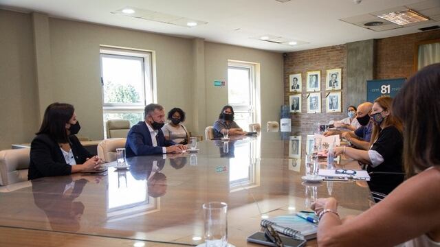 El rector Daniel Pizzi recibió en las instalaciones del Rectorado de la UNCUYO a una comisión de padres y madres de los estudiantes