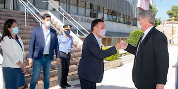El intendente Sabarots recibiendo al gobernador Ziliotto (APN)