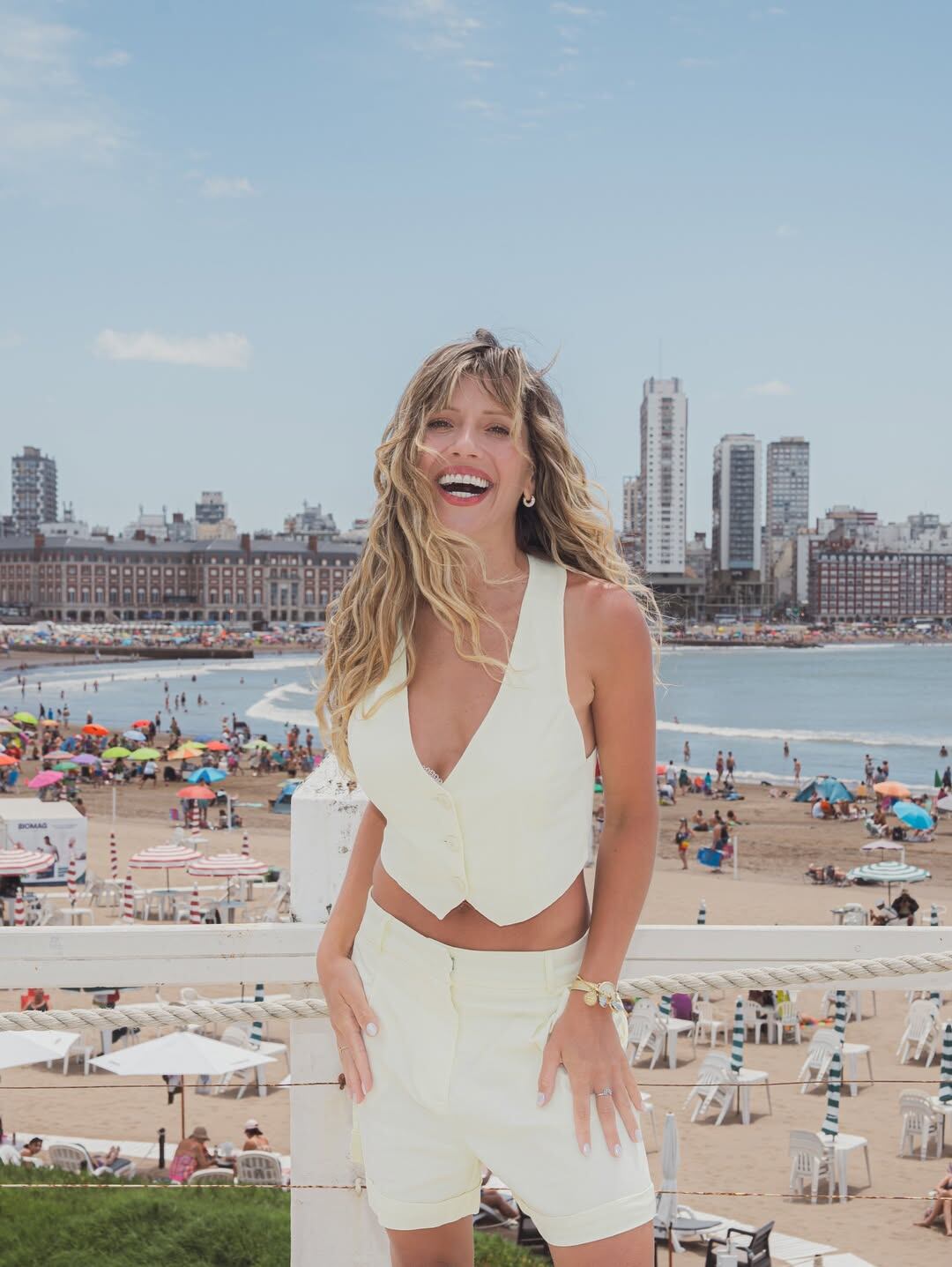 Mini chaleco y short: Laurita Fernández marcó tendencia con el look total white sastrero y dio cátedra de estilo