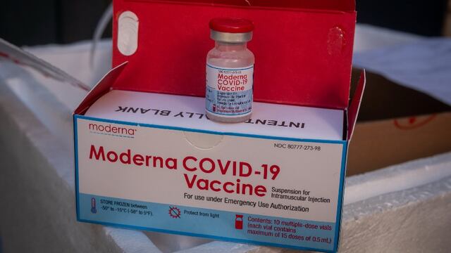 Las vacunas de Moderna se comenzará a aplicar desde el lunes a quienes tengan la primera dosis de Sputnik V, más de 50 años y comorbilidades.