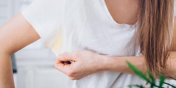 Ni jabón blanco ni bicarbonato: este es el truco para quitar las manchas en las axilas de remeras y camisas definitivamente