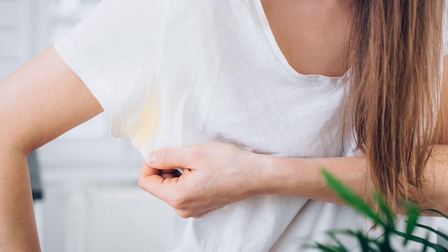 Ni jabón blanco ni bicarbonato: este es el truco para quitar las manchas en las axilas de remeras y camisas definitivamente