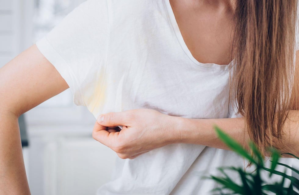Ni vinagre ni jabón blanco: el trucazo para quitar las manchas de las axilas en remeras y camisas
