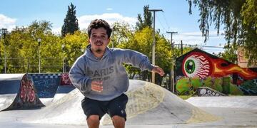 Pasión sobre ruedas: Jesús tiene enanismo y con sus rollers busca transmitir un mensaje a los sanjuaninos