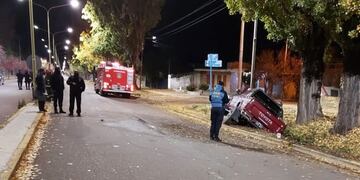 La camioneta Toyota Hilux quedó sobre la acequia del Boulevard Correa, metros antes de llegar a calle Gottardini. Gentileza