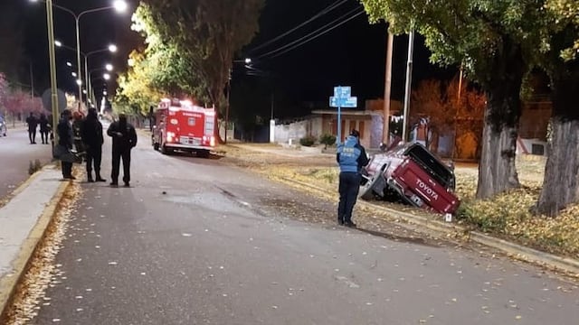 La camioneta Toyota Hilux quedó sobre la acequia del Boulevard Correa, metros antes de llegar a calle Gottardini. Gentileza