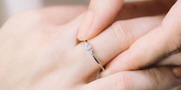 Arrojó su anillo de compromiso a un lago, lo recuperó y retomó su historia de amor.