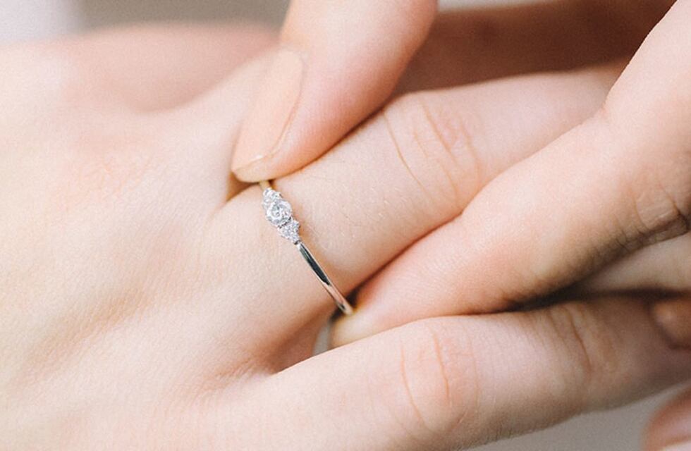 Arrojó su anillo de compromiso a un lago, lo recuperó y retomó su historia con la mujer que ama