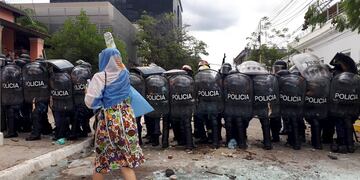 Este sábado manifestantes vuelven a protestar en Formosa contra el regreso a la fase 1 de cuarentena, dispuesta por el gobernador Gildo Insfrán. (AP/Nathaniel Caceres)