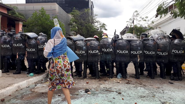 Este sábado manifestantes vuelven a protestar en Formosa contra el regreso a la fase 1 de cuarentena, dispuesta por el gobernador Gildo Insfrán. (AP/Nathaniel Caceres)