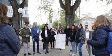 Concejales de JXC y el senador Dionisio Scarpín junto a los profesionales que reclamaron este martes