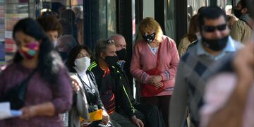 28 Abril 2021 Mendoza - Economía
Filas e importantes demoras para realizar tramites, depositos y cobranzas en el Banco Nación de Necochea y San Martin de Ciudad.
Activan el protocolo contra Covid 19 o coronavirus
Foto: Orlando Pelichotti / Los Andes