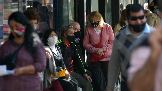 28 Abril 2021 Mendoza - Economía
Filas e importantes demoras para realizar tramites, depositos y cobranzas en el Banco Nación de Necochea y San Martin de Ciudad.
Activan el protocolo contra Covid 19 o coronavirus
Foto: Orlando Pelichotti / Los Andes