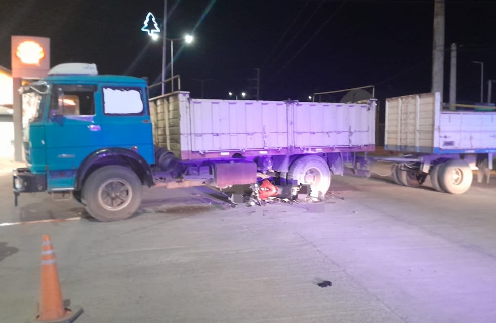 Río Primero: dos jóvenes de 18 y 19 años murieron al chocar contra un camión