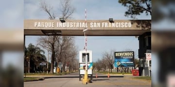 Motociclista grave luego de chocar con un auto en el Parque Industrial