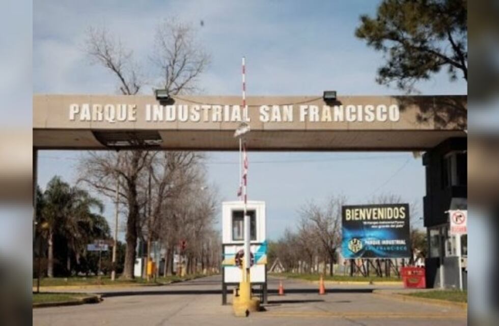 Motociclista grave luego de chocar con un auto en el Parque Industrial